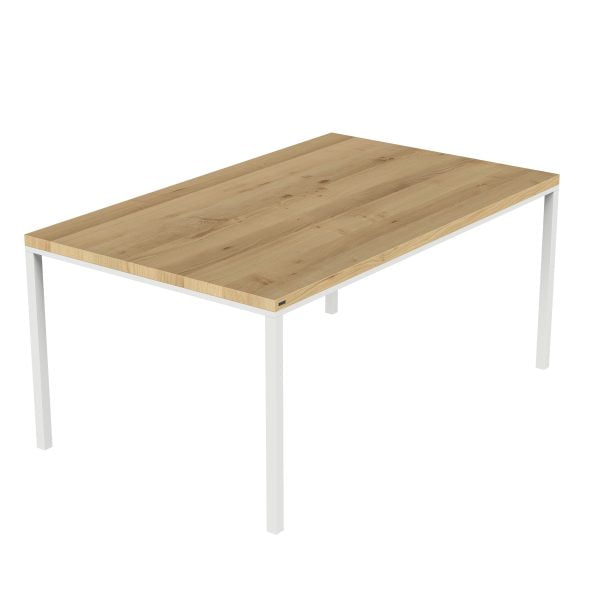 Stół jadalny z drewnianym blatem i nogami wykonanymi z metalu