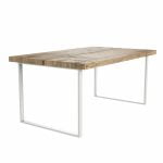 rustykalny stół z dużym drewnianym blatem i metalową podstawą w kolorze białym