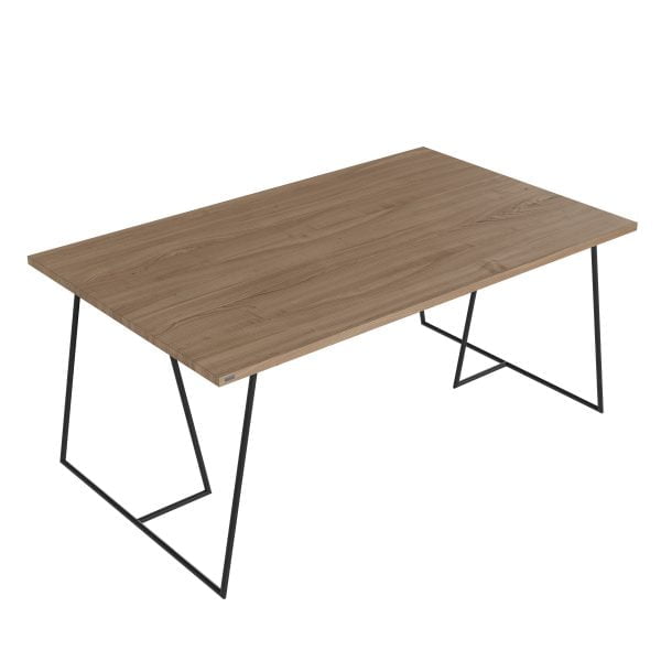 rustykalny stół wykonany z drewna na metalowej czarnej podstawie z metalu